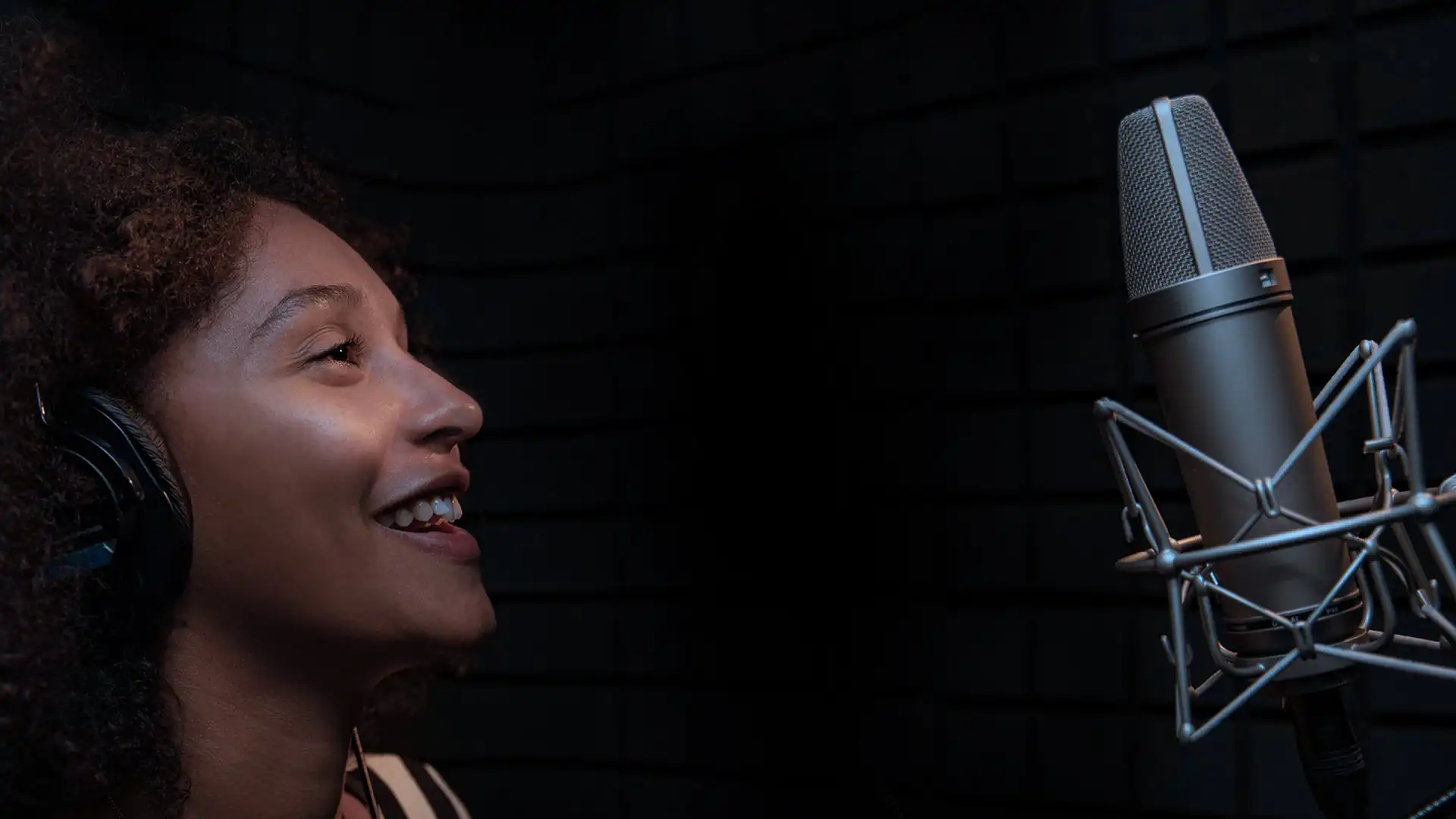 Chanteuse dans un studio d'enregistrement de musique 